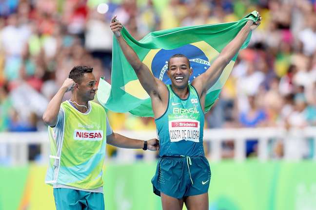 Ricardo Costa celebra com a bandeira do Brasil a conquista da medalha de ouro no Estádio Olímpico Nílton Santos, no Rio de Janeiro