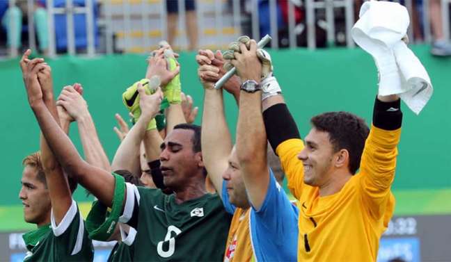 Jogadores brasileiros comemoram a vitória de virada sobre a China (Foto:Divulgação)