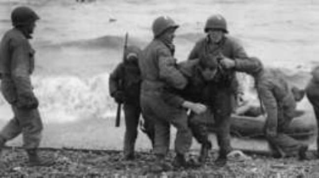 Médicos americanos auxiliam soldados feridos em praia da Normandia, na França, durante a 2ª Guerra Mundial