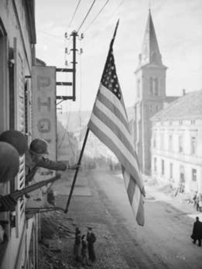 Bandeira americana é hasteada na França após vitória dos Aliados