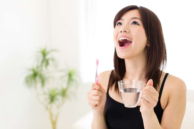 Beber água ao acordar rompe todo esse processo de estagnação bucal, umedece as mucosas antes ressecadas e reidrata o organismo, estimulando as glândulas salivares a retomar a produção normal de saliva