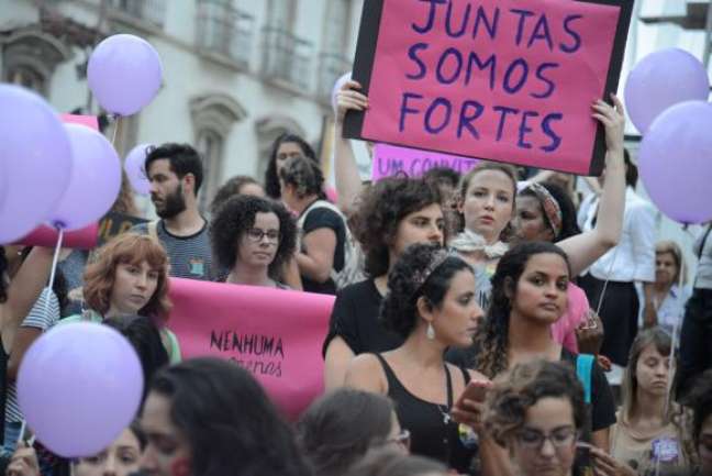  Mulheres fazem caminhada em solidariedade às manifestações feministas na América Latina, que tem países com alta taxa de feminicídio, segundo a ONU