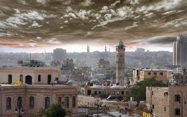 Vista aérea, antes da guerra, de Aleppo, palco de conflito que já matou dezenas de milhares de pessoas 