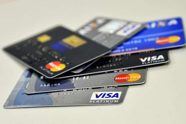 O rotativo é o crédito tomado quando o consumidor paga menos que o valor integral da fatura do cartão.