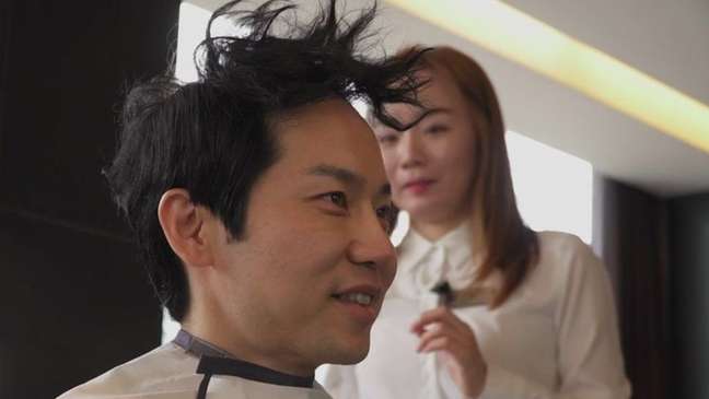 Cha Kil-young passa no cabeleireiro antes de se apresentar em uma aula