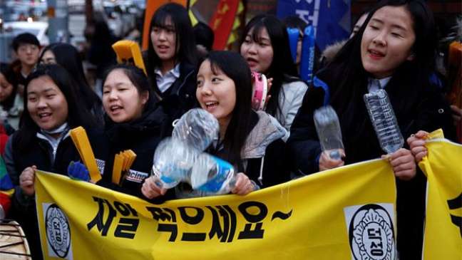 Estudantes mais jovens fazem festa para receber os mais velhos que vão prestar o decisivo KSAT na Coreia do Sul