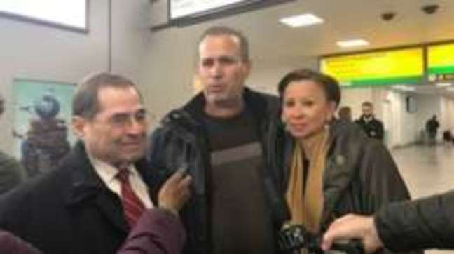O iraquiano Haneed Khalid Darweesh, cercado por congressistas americanos, foi liberado no sábado, após ficar detidos no aeroporto de Nova York