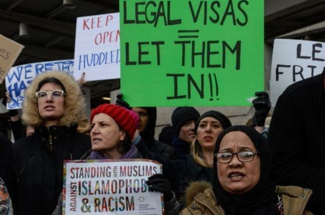 Protestos contra o veto ocorreram em várias partes do país; no aeroporto de JFK, em Nova York, manifestantes pediam a liberação da entrada dos estrangeiros