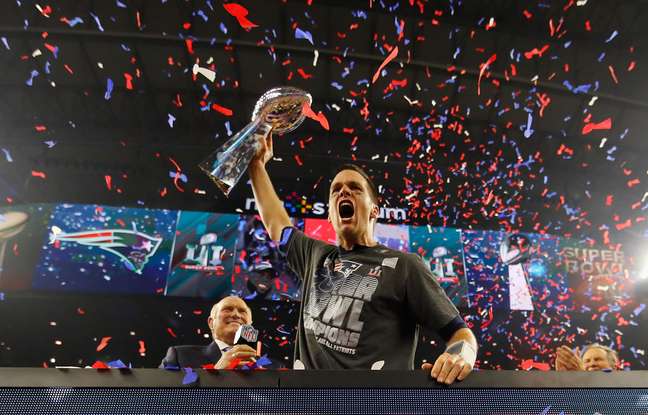 Brady levanta o troféu da conquista do Super Bowl