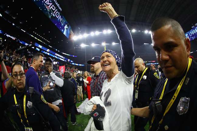 Galynn, a mãe de Tom Brady, entrou em campo após a vitória do New England Patriots no Super Bowl