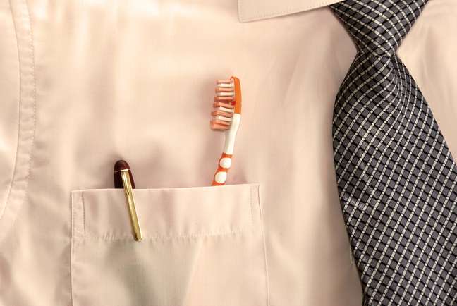 Deixe o kit básico: escova, fio dental e antisséptico na gaveta do seu trabalho. 