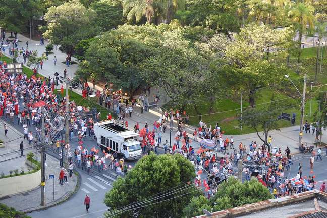 Concentração na Praça da Assembleia, em Belo Horizonte (MG)