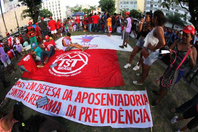 Protesto contra a reforma da Previdência na Praça do Diário, no centro de Recife (PE)