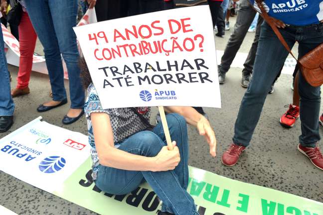 Protesto contra a reforma da Previdência na Praça Joana Anjelica, em Salvador (BA)
