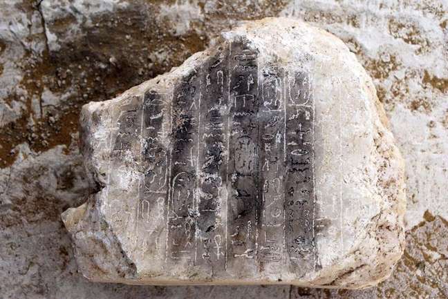 Bloco de alabastro de 15 centímetros de comprimento e 17 de altura no qual estão gravadas dez linhas hieróglifas.