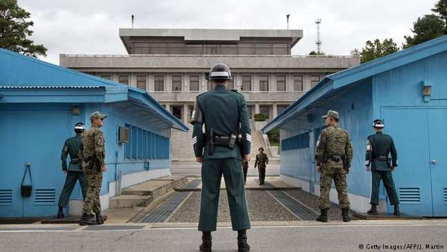 Soldados sul-coreanos olham em direção à fronteira com o Norte