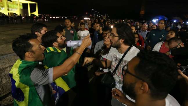Protestos de quinta-feira diante do Palácio do Planalto; para analista, chance de eleição direta é remota