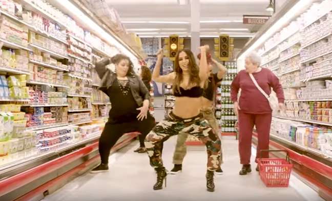 Cena do clipe 'Paradinha', de Anitta, com calça camuflada no supermercado 