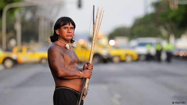 Indígena protesta em Brasília em prol de demarcação de terras