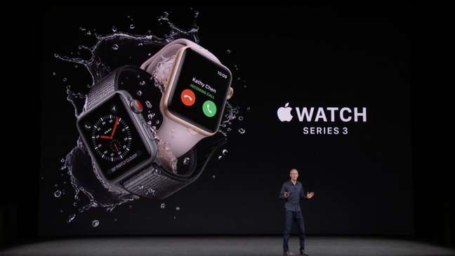 Apple Watch exibido num telão durante laçamento de novos produtos da empresa