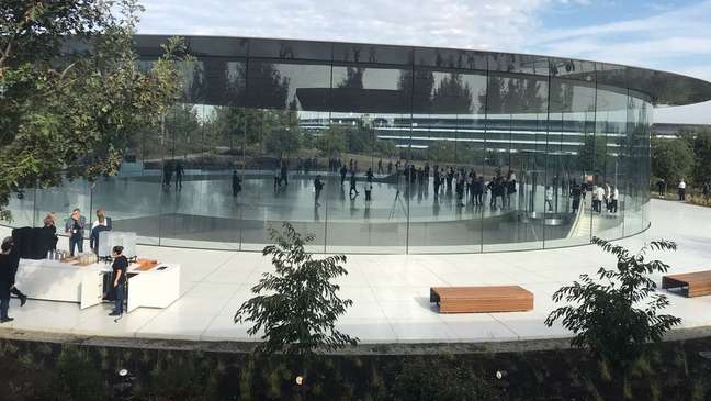 Fachada do prédio onde o iPhone X foi lançado