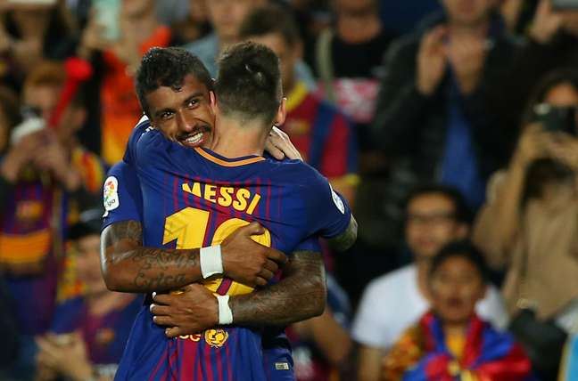 Messi e Paulinho comemoram gol do Barcelona 
 19/9/2017      REUTERS/Albert Gea