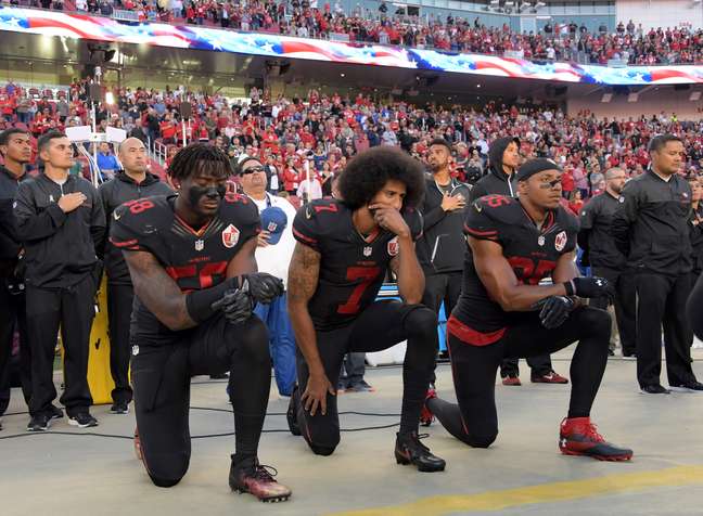 Protesto de jogadores do San Francisco 49ers durante hino nacional