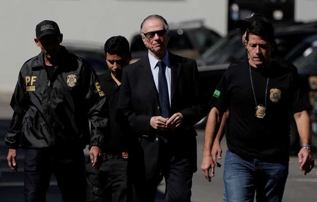 Presidente do Comit&ecirc; Ol&iacute;mpico do Brasil (COB), Carlos Arthur Nuzman, &eacute; escoltado por policiais federais no Rio de Janeiro
05/10/2017 REUTERS/Bruno Kelly