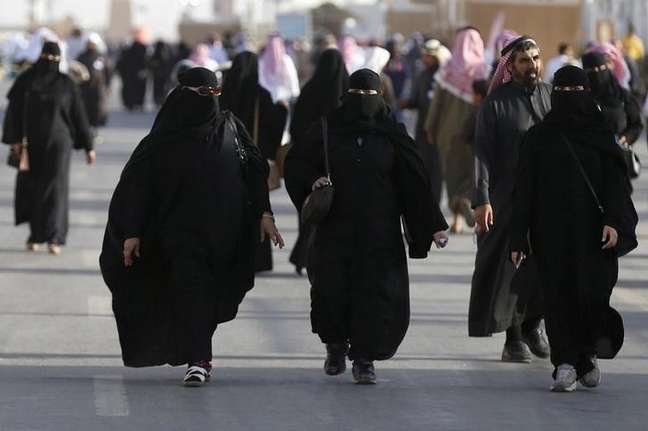 Mulheres andam na rua nas redondezas de Riad, na Arábia Saudita 08/02/2016 REUTERS/Faisal Al Nasser