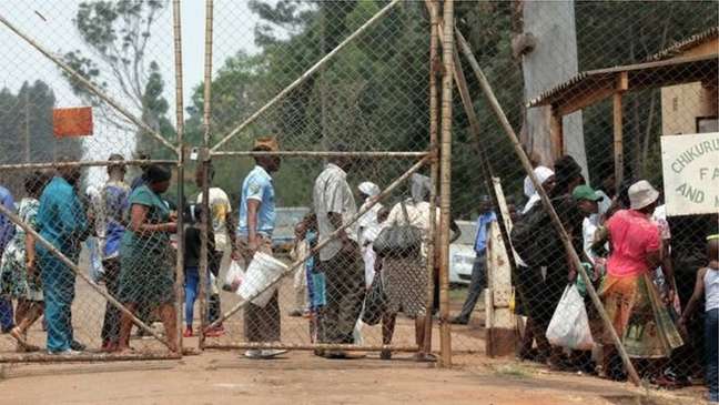 Prisão no Zimbabue; três brasileiros e 19 pessoas de outras nacionalidades foram detidas no país 