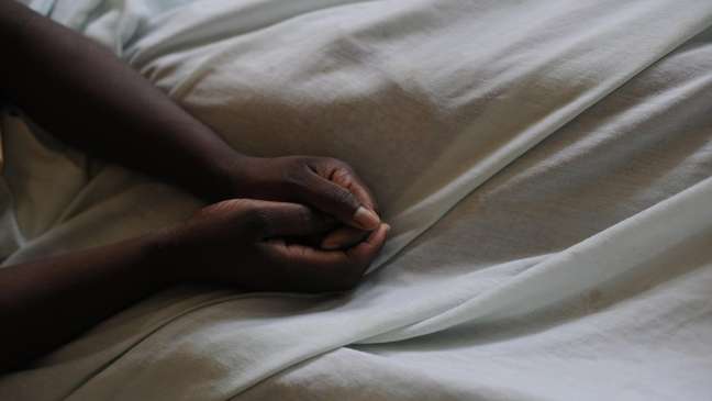 Mãos de menina estuprada no Congo