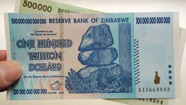 Notas de 100 trilhões e 500 mil dólares zimbabuanos