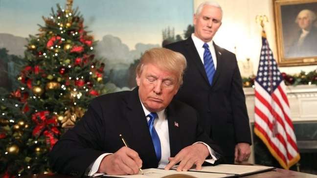 Donald Trump assinou documento afirmando que os EUA reconhecem Jerusalém como capital de Israel