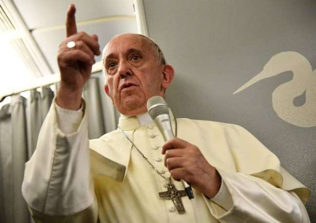 Em discurso duro,Papa pede fim de complôs e traições na Cúria