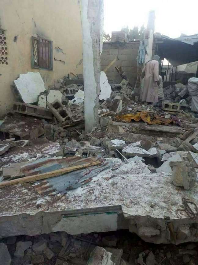 Destroços são vistos após ataque contra mesquita em Borno, na Nigéria 03/01/2018 REUTERS/Stringer
