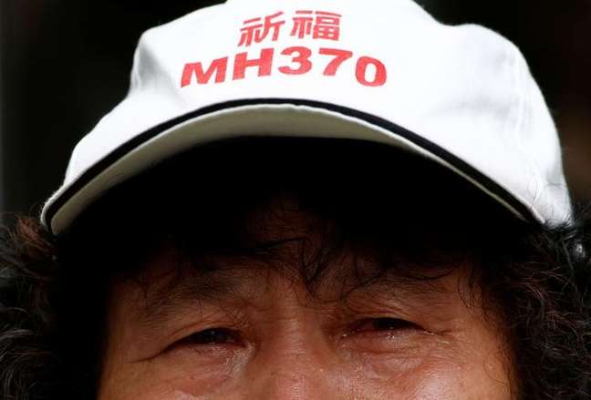 Familiar de passageiro que estava a bordo do voo MH370 da Malaysia Airlines que desapareceu em 2014 durante protesto, em Pequim 29/07/2016 REUTERS/Thomas Peter