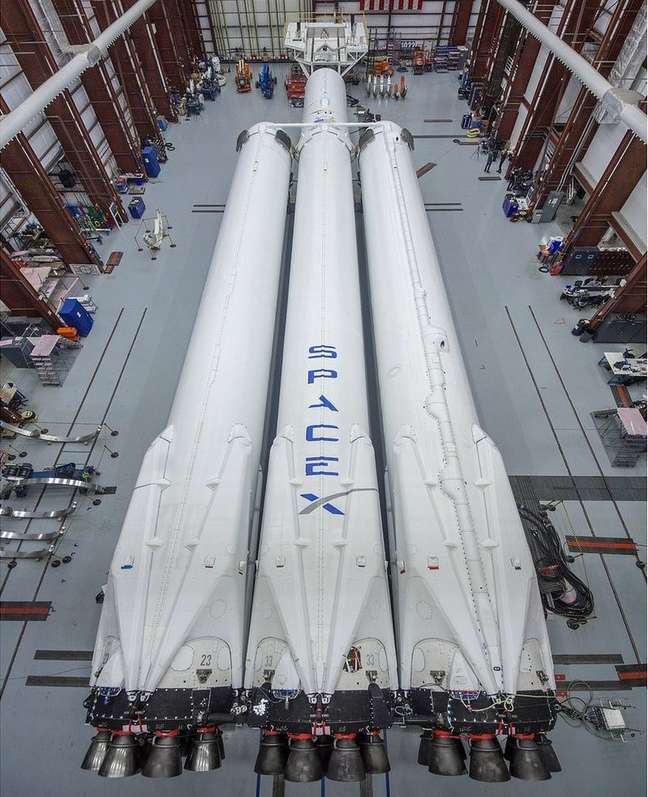 Elon Musk publicou em dezembro fotos da construção do Falcon Heavy | Foto: SpaceX