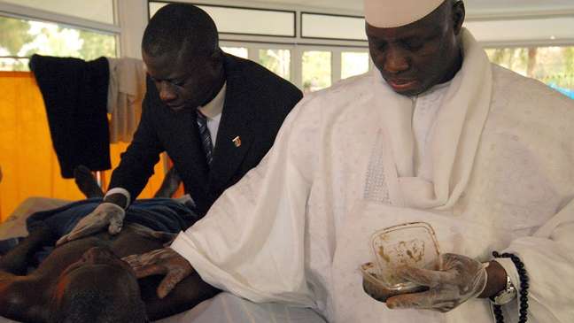Yahya Jammeh (à dir.) em 2007, administrando seu tratamento anti-HIV à base de ervas e "cura espiritual"