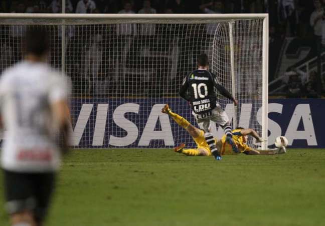 Momento da defesa de Cássio no chute de Diego Souza: lance eternizado na história do Corinthians e do goleiro (Foto: Ari Ferreira/Lancepress!)