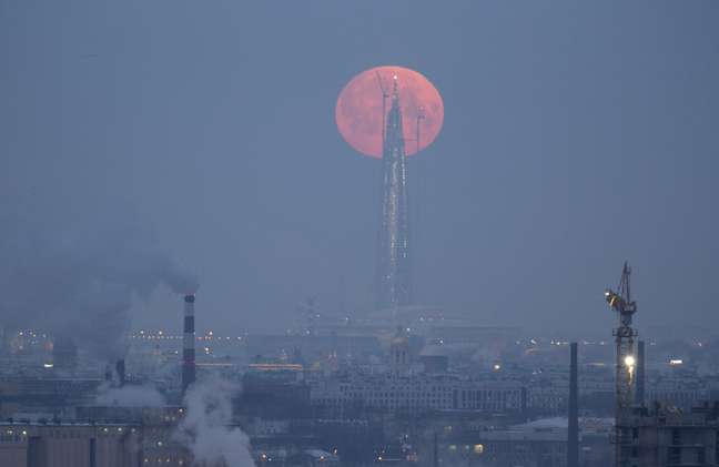 Lua cheia é vista em São Petersburgo, na Rússia REUTERS/Anton Vaganov