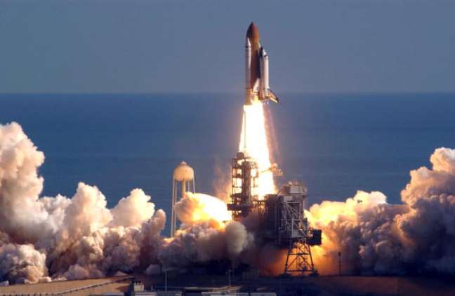 Lançamento do ônibus espacial Columbia para sua última missão antes da explosão na reentrada em 2003.