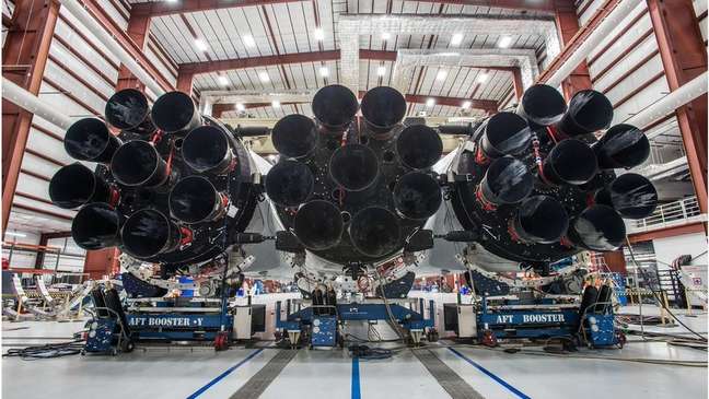 Novo foguete é composto basicamente por três foguetes Falcon 9 | Foto: Space X