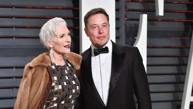 Maye Musk com seu filho, o multimilionário Elon Tusk, na festa de premiação do Oscar