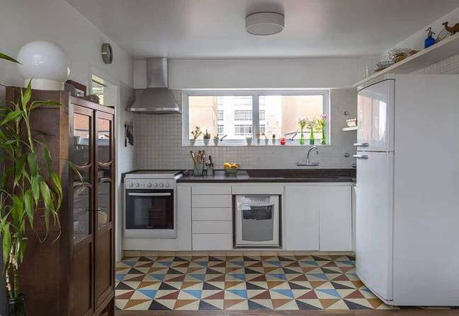 45. Decoração de cozinha simples com piso colorido