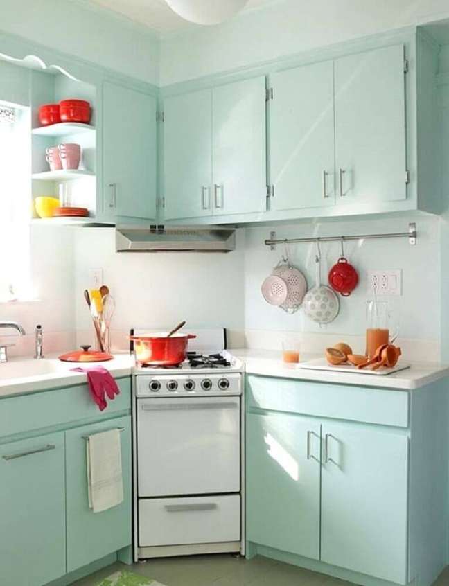 21. Decoração de cozinha simples com móveis coloridos.