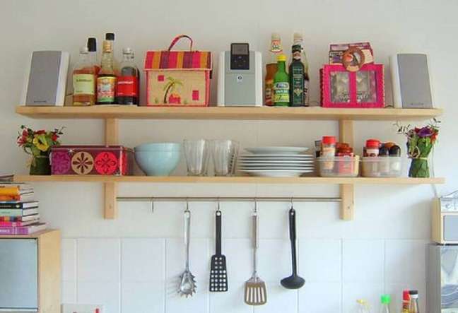 6. Utilize prateleiras e ganchos para garantir uma decoração de cozinha simples bem charmosa