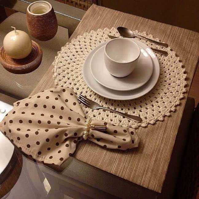 9. Sousplat de crochê para decoração da mesa de jantar
