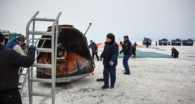 Equipe de resgate chega à capsula Soyuz no Cazaquistão