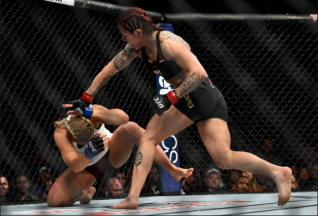 Cris Cyborg nocauteou Yana Kunitskaya no primeiro round (FOTO: Divulgação/UFC)