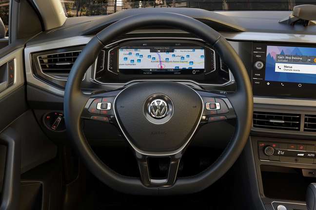 O veículo conta com a segunda geração do Active Info Display, que substitui o painel de instrumentos analógico